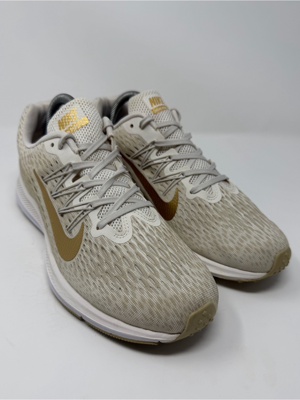 Nike Women’s Athletic Shoes in Beige with Gold Swoosh sz.9